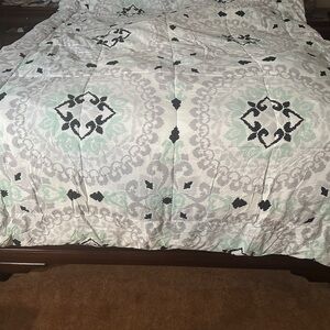 Elegant Gray and Mint Patterned Comforter